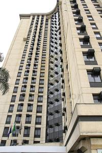 a tall building with balconies on the side of it at Flat Aeroporto Congonhas in São Paulo