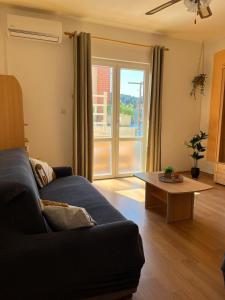- un salon avec un canapé bleu et une table dans l'établissement Apartment Nela, à Brna