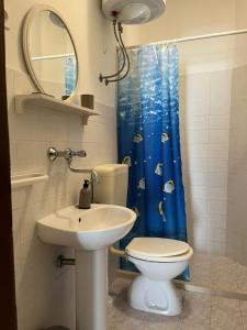 La salle de bains est pourvue d'un lavabo, de toilettes et d'un rideau de douche. dans l'établissement Apartment Nela, à Brna