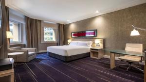 una camera d'albergo con letto e scrivania di InterContinental Melbourne The Rialto, an IHG Hotel a Melbourne