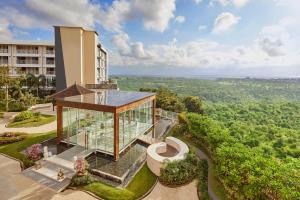 una vista aerea di un edificio con facciata in vetro di Four Points by Sheraton Bali, Ungasan a Jimbaran