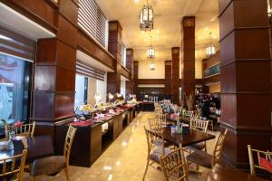 ห้องอาหารหรือที่รับประทานอาหารของ Bayview Park Hotel Manila