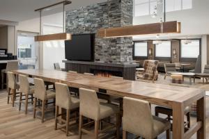 une salle à manger avec une grande table et des chaises en bois dans l'établissement Residence Inn by Marriott Lubbock-University Area, à Lubbock