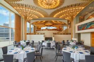 uma sala de conferências com mesas, cadeiras e janelas em Sheraton Kansas City Hotel at Crown Center em Kansas City