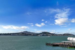 een uitzicht op een waterlichaam met een pier bij QV Upmarket Waterfront Apartment - 787 in Auckland