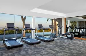 Four Points by Sheraton Bali, Ungasan的健身中心和/或健身设施