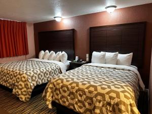 Un pat sau paturi într-o cameră la Annie Oakley Motel Oakley