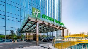 um edifício com um sinal em cima em Holiday Inn Changchun Oriental Plaza, an IHG Hotel em Changchun