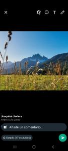 een gsm-scherm met een foto van een veld bij Normita cabaña in Villa Cerro Castillo