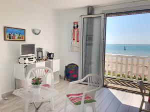 a living room with a view of the ocean at Appartement avec balcon, jardin, et accès plage - FR-1-361-492 in Jullouville-les-Pins