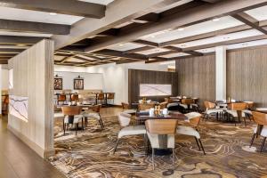 - un restaurant avec des tables, des chaises et un tapis dans l'établissement Omaha Marriott, à Omaha