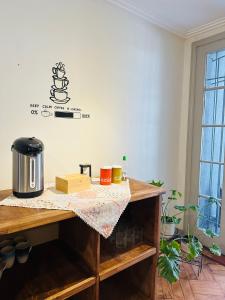 Una habitación con una barra con una cafetera. en Maktub Brasil - Hostal Boutique, en Santiago