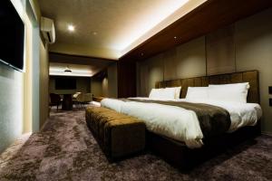 Postel nebo postele na pokoji v ubytování Randor Hotel Hiroshima Prestige