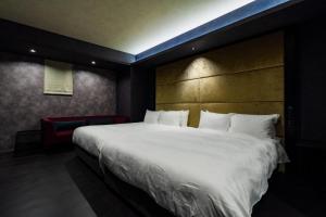 Postel nebo postele na pokoji v ubytování Randor Hotel Hiroshima Prestige