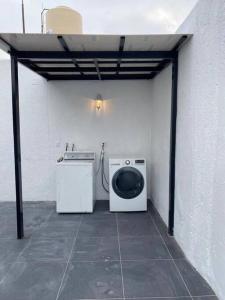 uma máquina de lavar e secar numa garagem em Disfruta de cómodo y bello departamento em Guadalajara