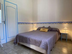 um quarto com uma cama com uma cabeceira azul em Maison Dolus-d'Oléron, 3 pièces, 4 personnes - FR-1-246A-248 em Dolus