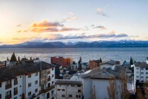 una ciudad con vistas al agua y a las montañas en Terrazas Bariloche vista en San Carlos de Bariloche