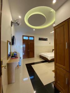 um quarto com uma cama e um tecto circular em Queen Hotel em Tuy Hoa
