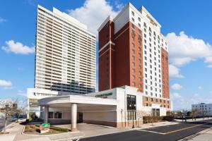 Un edificio con due edifici alti in una città di Courtyard by Marriott Atlantic City Beach Block ad Atlantic City