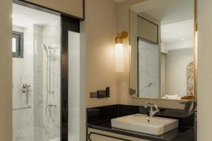 Phòng tắm tại The 3sis Hotel +57 ảnh