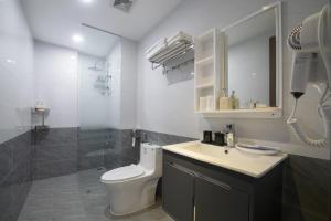 La salle de bains est pourvue de toilettes, d'un lavabo et d'une douche. dans l'établissement Bao Hung Hotel & Apartment - Tran Quoc Vuong, à Hanoï