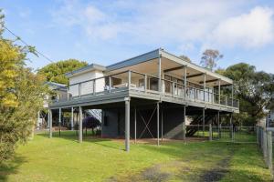 une maison en construction avec une terrasse dans l'établissement Aloha Haven, à Ventnor