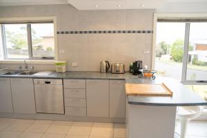 Η κουζίνα ή μικρή κουζίνα στο Bayfront Escape on Walpole