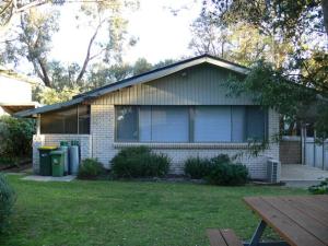Κήπος έξω από το The Woodland Cottage at Silverleaves Beach
