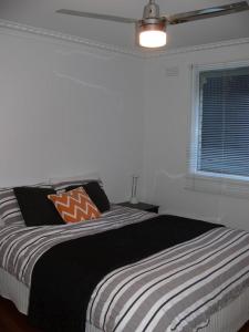 Ένα ή περισσότερα κρεβάτια σε δωμάτιο στο The Woodland Cottage at Silverleaves Beach