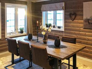 una sala da pranzo con tavolo e sedie in legno di Holiday home Osen II a Vika