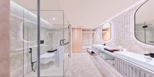 La salle de bains est pourvue de 2 lavabos et d'une douche. dans l'établissement The Resort, à Mumbai