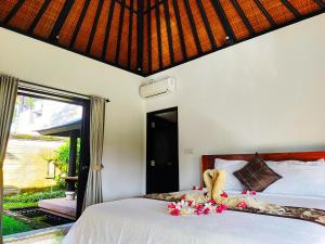a bedroom with a bed and a large window at 3BRBeautifull Villa Queen With Stunning Rice Field in Saba
