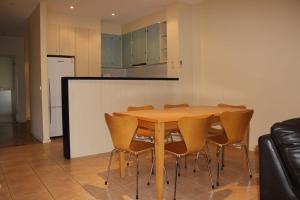 une salle à manger avec une table et des chaises en bois dans l'établissement The Waves Oasis, à Cowes
