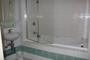 une salle de bain avec une baignoire, un lavabo et une douche dans l'établissement The Waves Oasis, à Cowes 9 autres photos