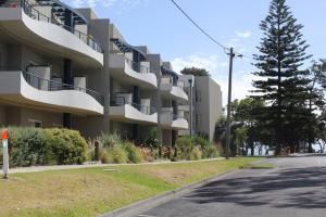 - un bâtiment avec balcon sur le côté d'une rue dans l'établissement The Waves Oasis, à Cowes