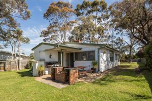 Κήπος έξω από το Cowes Coastal Retro Cottage
