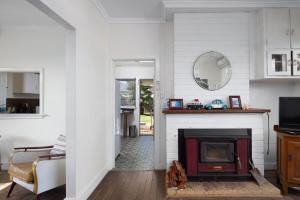 Μια τηλεόραση ή/και κέντρο ψυχαγωγίας στο Cowes Coastal Retro Cottage