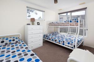 Ένα ή περισσότερα κρεβάτια σε δωμάτιο στο Cowes Coastal Retro Cottage