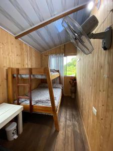 a room with two bunk beds in a cabin at Villa Luz Ovelia in El Valle