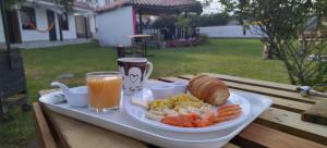 un vassoio con prodotti per la colazione e un drink su un tavolo di Quinta Wiñay a Yaruguí