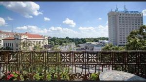 een balkon met uitzicht op de stad bij Ultracentral Apartment/Old Town in Timişoara