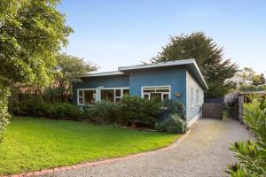 a small blue house with a yard at Heyley Haven in Ventnor