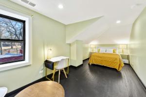 Postel nebo postele na pokoji v ubytování Randolph Hotel + 86 fotografií