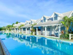 une rangée de maisons à côté d'une piscine dans l'établissement The memory luxury resort, 