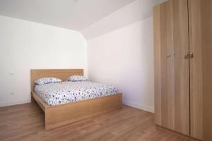 Ένα ή περισσότερα κρεβάτια σε δωμάτιο στο Appartement indépendant proche Tours +4 φωτογραφίες