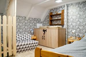 uma sala de vestir com uma cama e uma cadeira em Ubytovanie na dedine em Veľká Chocholná