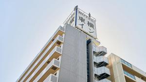 大阪市にある東横INN新大阪中央口本館の上に時計塔がある建物