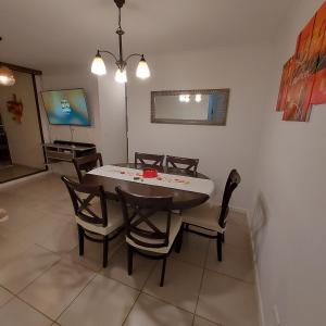 uma sala de jantar com mesa e cadeiras em Acogedor departamento en Caldera, Bahía Inglesa, con Aire Acondicionado em Caldera