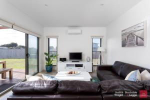 Gallery image of Luxury Retreat at Pristine Surf Beach with wood fireplace in Surf Beach
