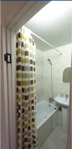 W łazience znajduje się wanna i umywalka. w obiekcie Циолковского с кодовым замком w mieście Uralsk